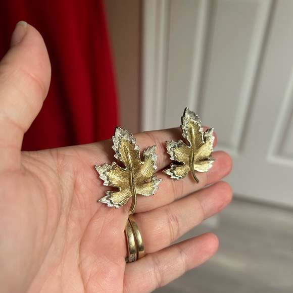 4/$100 SARAH COVENTRY Gold Leaf Earrings clip ons 🍁 - Picture 3 of 6